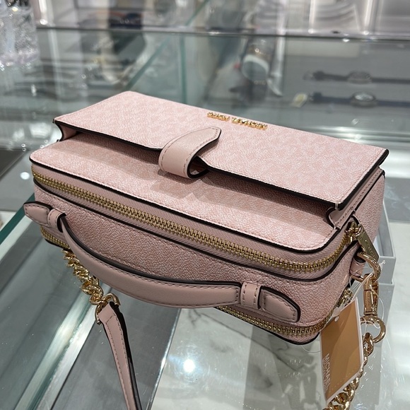 Michael Kors Women Medium Double Zip Phone Crossbody
Light Powder Blush … - Picture 15 of 16